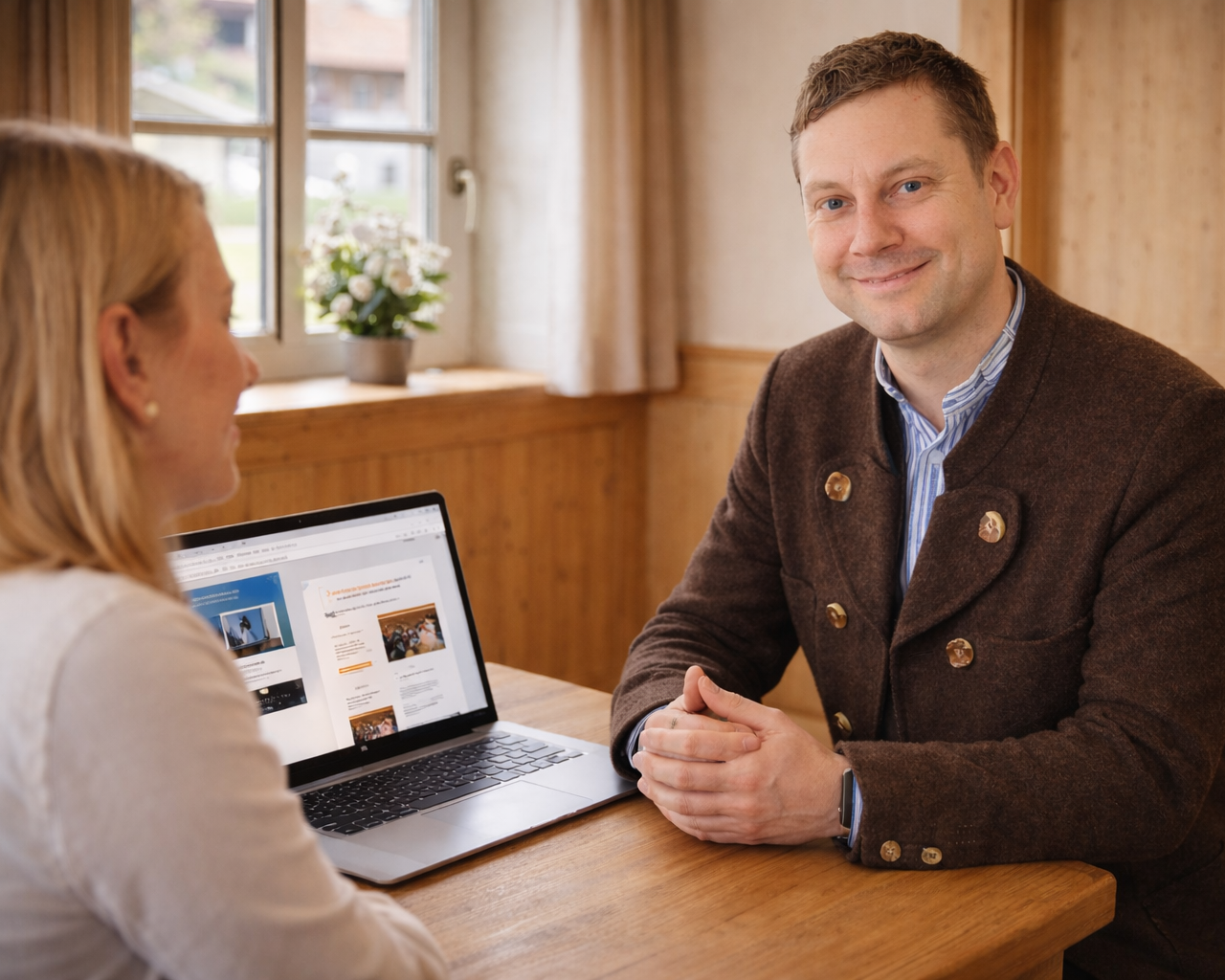 Webdesigner aus Hausham im persönlichen Beratungsgespräch mit Kundin